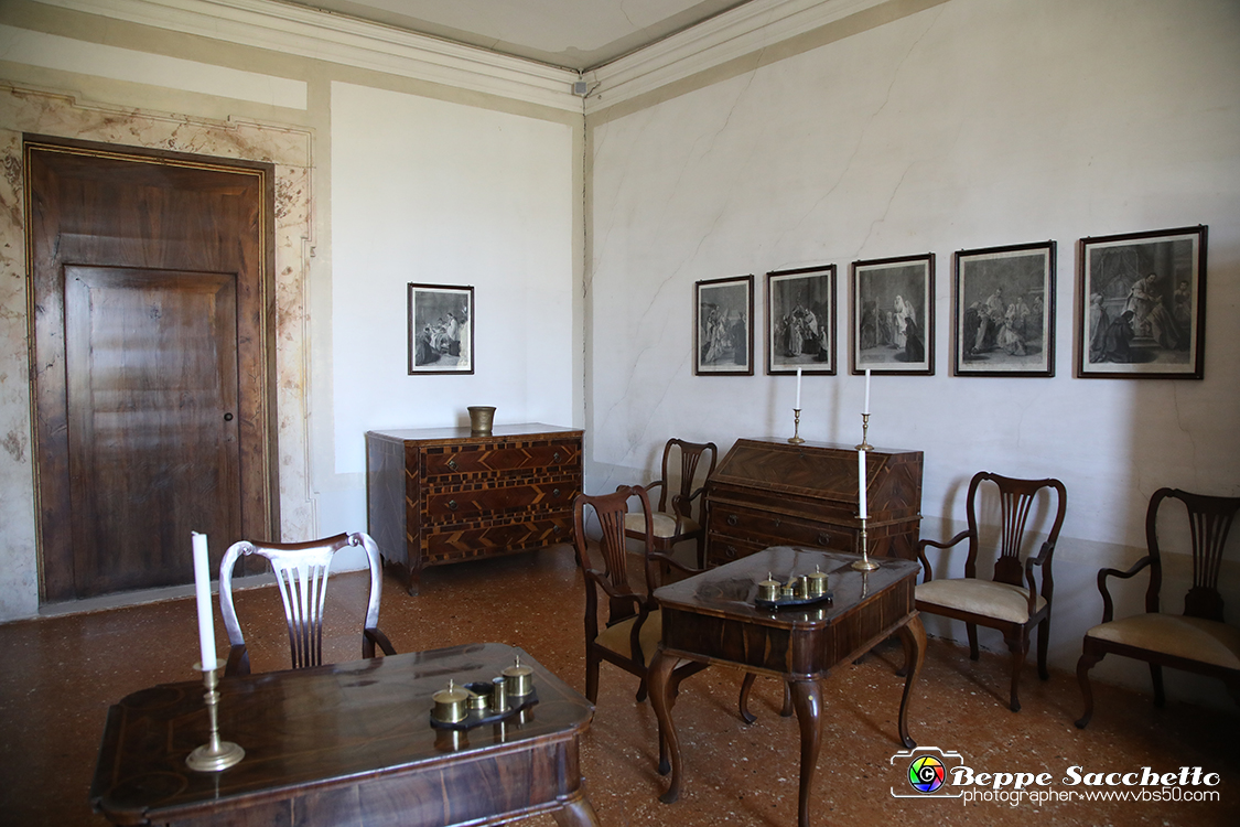 VBS_6664 - Villa Pisani - Stra (Venezia).jpg - BIBLIOTECA  Nel Settecento questa stanza era adibita a biblioteca. Oggi ospita oggi una serie di stampe, tra le quali il ciclo dei Sette Sacramenti, inciso da Marco Alvise Pitteri (Venezia 1702-1786) e tratto dagli omonimi dipinti di Pietro Longhi (1702-1785). 